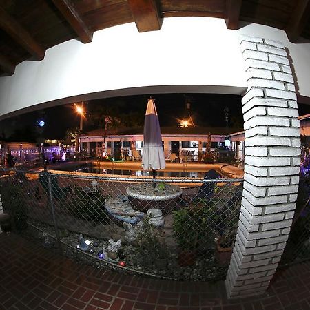 Adobe Hacienda Motel Hollywood Exterior photo