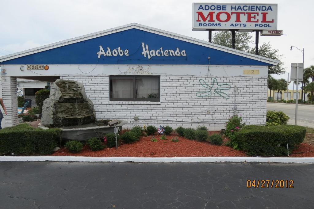 Adobe Hacienda Motel Hollywood Exterior photo