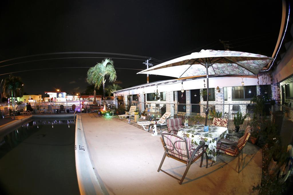 Adobe Hacienda Motel Hollywood Exterior photo