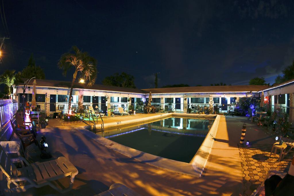 Adobe Hacienda Motel Hollywood Exterior photo